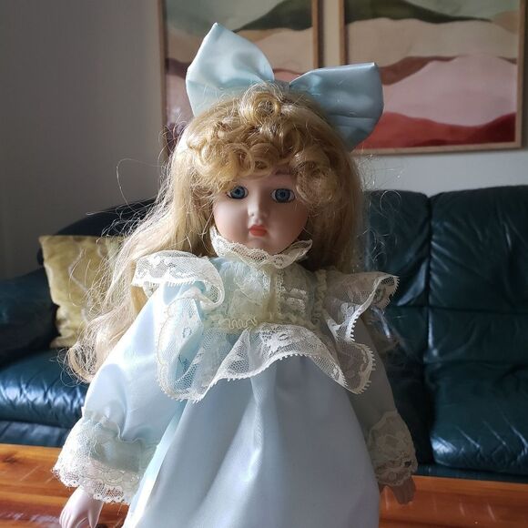 Vintage porcelain doll. - Picture 2 of 12